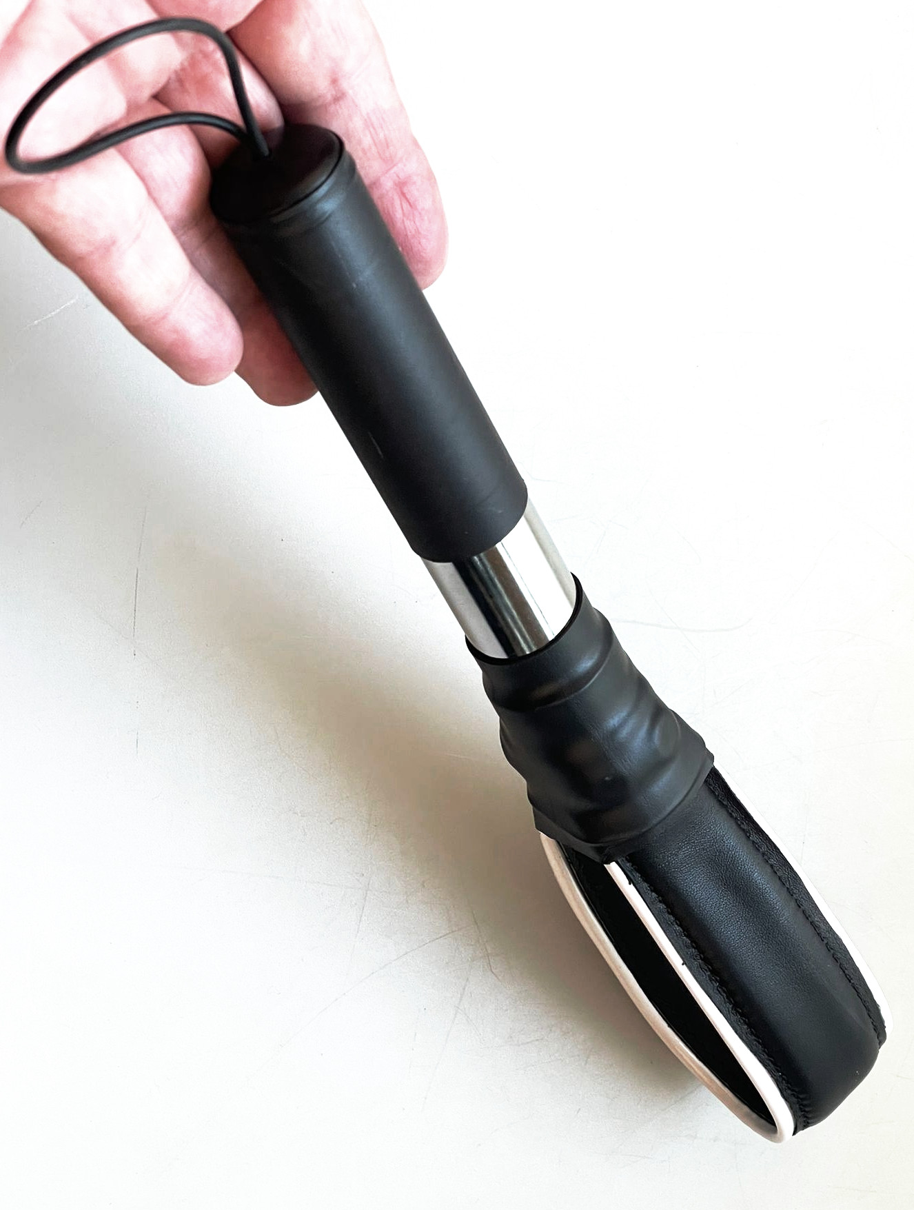 Leder-Paddle mit Metallgriff weisser Streifen